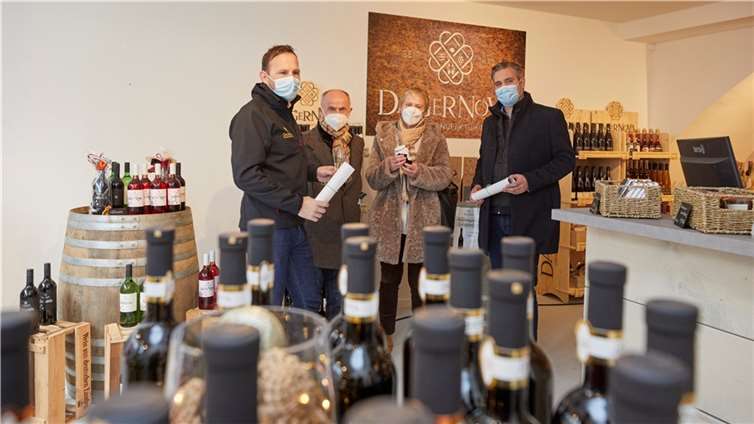 V.l.: Dominik Hübinger, Vorstand Dagernova, Josef Schüller, City Manager, Stadtbürgermeisterin Gabi Wieland und Vivien Greber, Vertriebsleiter Dagernova. Foto: privat