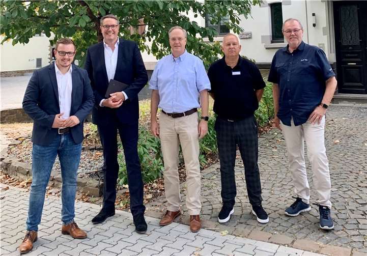 V.l.: Dominik Pretz, Alexander Schweitzer, Thomas von Kessel, Jörg Biebrach und Wolfgang Heitmann. Foto: SPD-Bürgermeisterkandidat Dominik Pretz