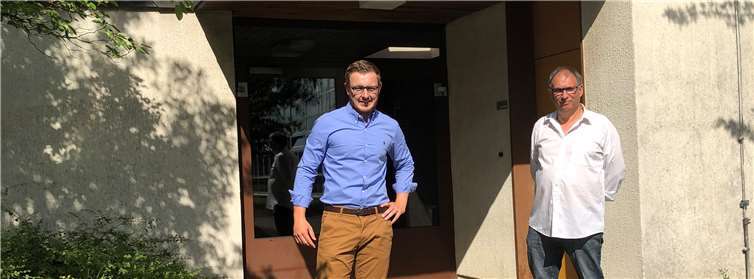 V.l.: Dominik Pretz und Manfred Bauer vor der Mehrzweckhalle Mülhofen.Foto: privat