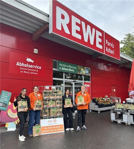 Erfolgreiche REWE-Tüten-Aktion für die Tafel Ahrweiler V.l.: Donya Azhari, Laura Dedenbach, Günay Altunbas und Kuno Herchenbach bei der Übergabe der Spendentüten. Foto: Parham Azhari
