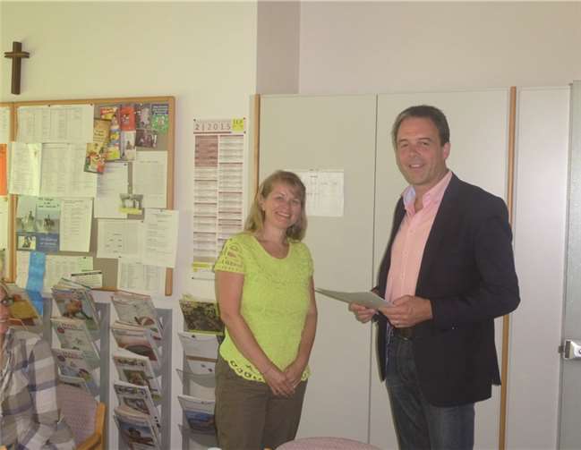 V.l. Doris Jörgler erhielt durch Schulrat Harald Thome die kommissarische Ernennung zur Rektorin.privat