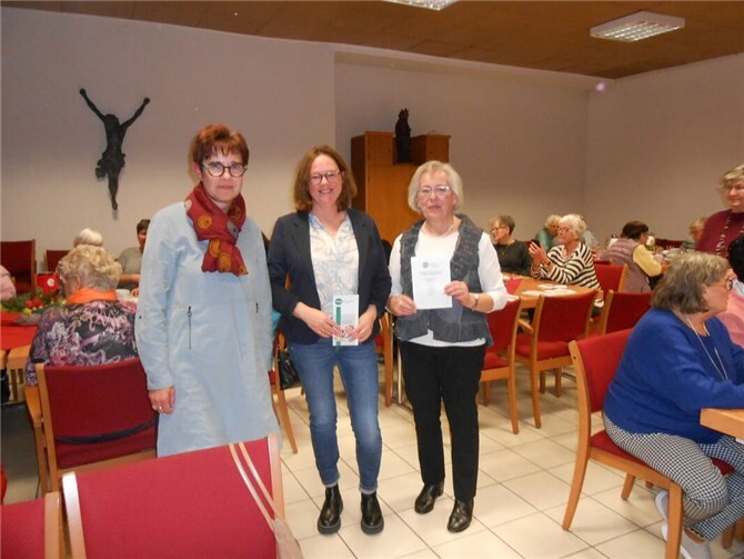 V.l.: Dorothee Ganser, kfd; Frau Breitbach, Pflegestützpunkt Mendig; Rita Heutelbach, kfd). Foto: Inge Geisen