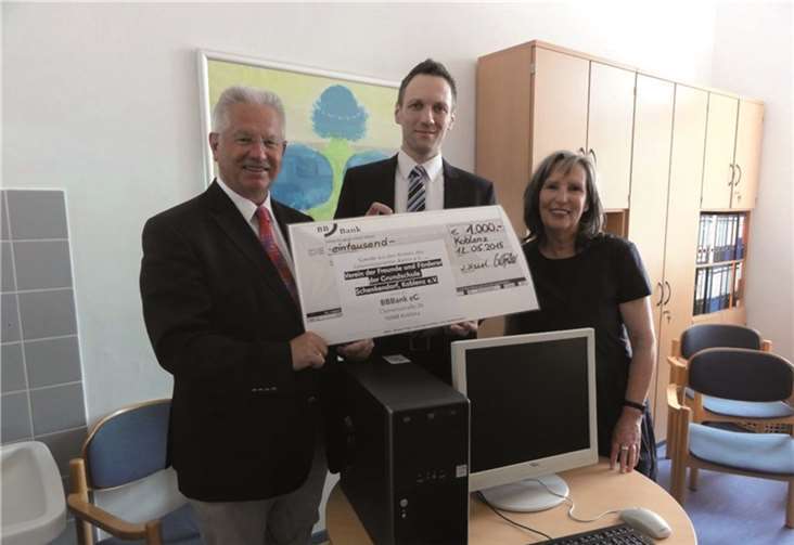 V.l.: Dr. Albin Lütke, Vorsitzender des Fördervereins, Sebastian Keßler, BBBank EG und Dagmar Friedrich, Schulleitung Schenkendorfschule.privat