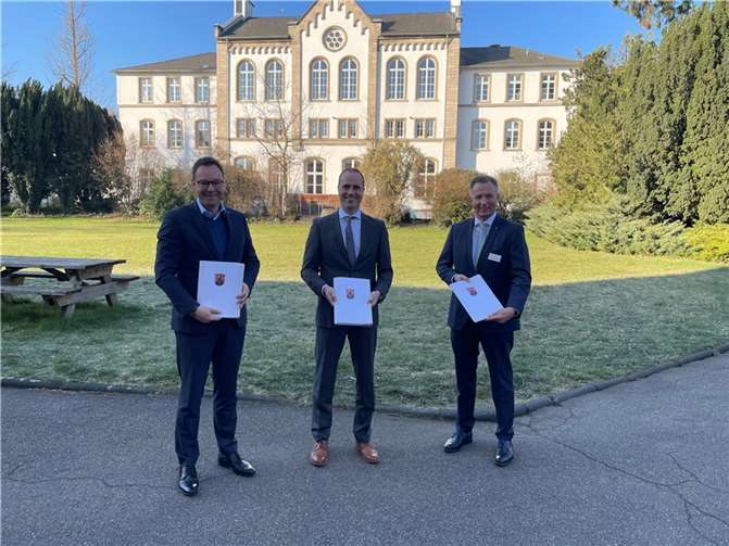V.l.: Dr. Alexander Wilhelm, Geschäftsführer Landeskrankenhaus (AöR), Gesundheitsminister Clemens Hoch, Dr. Thorsten Junkermann, stell. Geschäftsführer Landeskrankenhaus (AöR). Foto: mwg