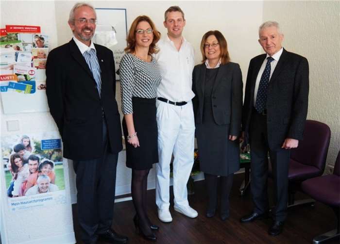 (V.l.) Dr. Burkhard Zwerenz, erster Vorsitzender des Deutschen Hausärzteverbands Rheinland-Pfalz, Gesundheitsministerin Sabine Bätzing-Lichtenthäler, Dr. Ralf Müller, Dr. Irmgard Stippler, Vorstandsvorsitzende der AOK Rheinland-Pfalz/Saar-Die Gesundheitskasse und Dr. Hans-Josef Müller, Senior. HH