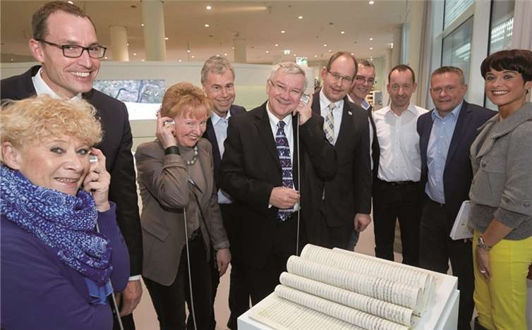 V.l.: Dr. Christiane E. Herzog, Schirmherrin der Brunnensinfonie, Guido Strüder stellvertretendes Vorstandsmitglied der Sparkasse Koblenz, Ulrike Katschinski-Niemeyer, 1. Vorsitzende Bach-Chor Koblenz, Thomas Schilling, Geschäftsführer Freundeskreis Mittelrhein Musik Festival, der Oberbürgermeister der Stadt Koblenz, Prof. Dr. Joachim Hofmann-Göttig, Bernhard Meffert, Gesamtprojektleiter der Brunnensinfonie, Michael Göddertz, 1. Vorsitzender Postmusikkapelle Koblenz e.V., Christoph Engers, musikalischer Leiter Brunnensinfonie, Andreas Bilo, Geschäftsführer Koblenz-Touristik und Ulrike Piel, Festivalleiterin Mittelrhein Musik Festival.Koblenz-Touristik / Frey 