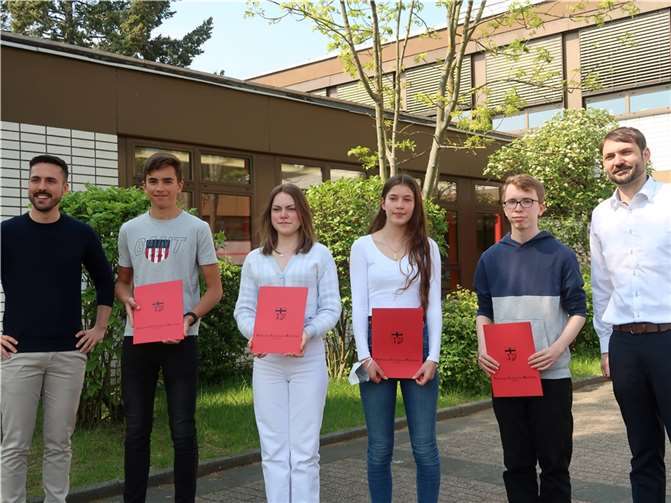 V.l.: Dr Dennis Schmoltzi, Noah Schmidt Taube, Clara Neumann, Kea Coersmeier, Johannes Bockhorst, Dr Florian Wolters. Foto: Claudia Spittel