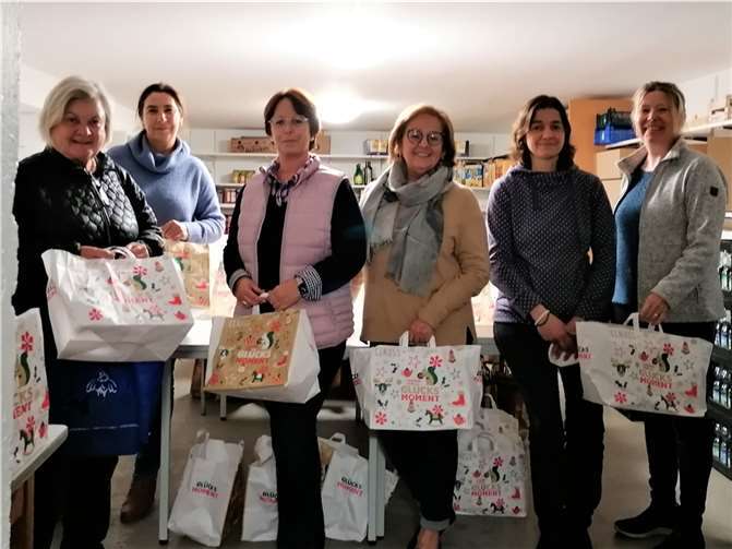 V.l.: Dr. Hedda von Wedel, Ulrike Schmitz, Annette Weiß, Ursula Eisl, Stefanie Gemein und Anja Langenbahn im Lagerraum für die haltbaren Lebensmittel der TAFEL.  Foto: privat