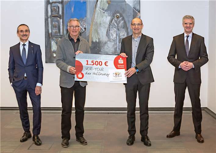 V.l.: Dr. Hermann-Josef Richard (Vorstandsvorsitzender Sparkasse), Jürgen Grünwald (Vorsitzender VOR-TOUR der Hoffnung e. V.), Gerhard Grün (stv. Vorstandsmitglied Sparkasse), Thomas Paffenholz (Vorstandsmitglied Sparkasse). Foto: privat