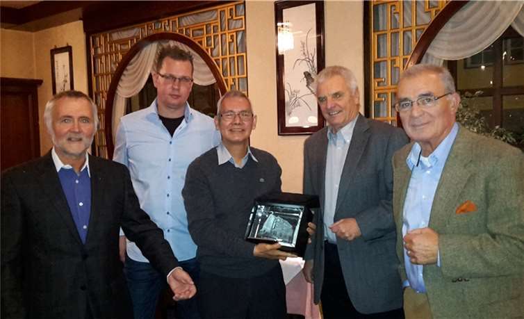 V.l. Dr J. Groth (Vors.), H. Kronimus (Schatzmeister), Van Phong (Pächter), M.Ohlenschlager (stellv. Vors.), Helmut Bach.Privat