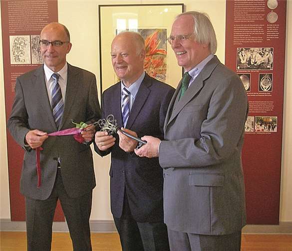 V.l.: Dr. Jörg Köpke, Vorsitzender des Museumsvereins, Bürgermeister Bert Spilles und Dr. Norbert Kühn vom Landschaftsverband Rheinland bei der Schlüsselübergabe.