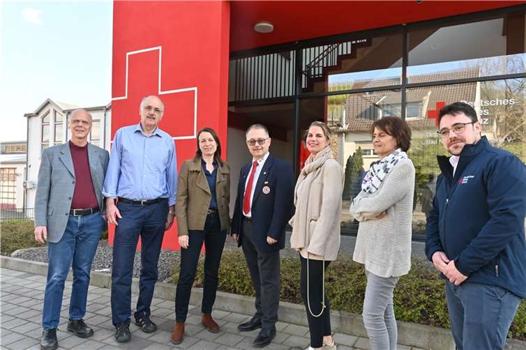 V.l.: Dr. Johannes Hüdepohl (AfD), Hans-Josef Marx (FWG), Landrätin Cornelia Weigand, Michael Assenmacher (Vorsitzender DRK-Ortsverein Bad Neuenahr-Ahrweiler), Natalie Baum (CDU), Irmgard Köhler (SPD) und Andreas Müller (Bereitschaftsleiter DRK-Ortsverein Bad Neuenahr-Ahrweiler). Foto: Vollrath / Kreisverwaltung Ahrweiler