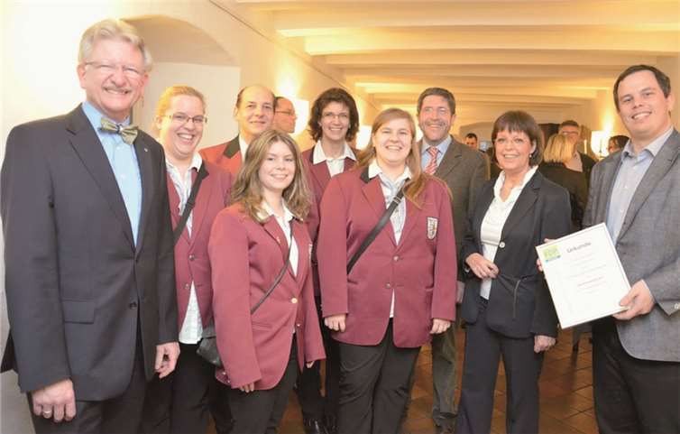 (V.l.) Dr. Karl-Heinz Lamberty, Mitglieder von „FreiWeg Heimerzheim“, FDP-Kreisvorsitzender Jürgen Peter, Monika Wolf-Umhauer und Philipp Euker übergeben den „Liberalen Bürgerpreis“. Privat