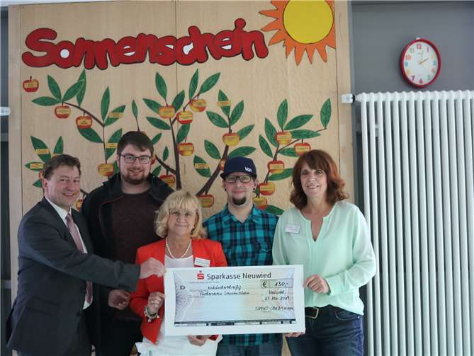 (V.l.): Dr. Marc Bohr (1. Vorsitzender des Fördervereins Sonnenschein), Florian Hilger von „Shout loud“, Ulrike Börder-Sauerbrei (Vorstandsmitglied Sonnenschein), Markus Eichelhardt (Bandmitglied von COCOON) und Gaby Welter, Zentrumsleitung Pflege der Klinik für Kinder- und Jugendmedizin des Marienhaus Klinikum St. Elisabeth Neuwied bei der Spendenübergabe. Foto: privat