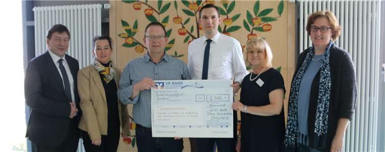(V.l.:) Dr. Marc Bohr (Sonnenschein) mit Marlies Becker-Kurz, Norbert Lück, Jörg Lahr, Ulrike Börder-Sauerbrei (Sonnenschein) und Annette Weikmann-Lück bei der Spendenübergabe.Foto: privat