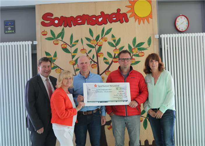 (V.l): Dr. Marc Bohr, Ulrike Börder-Sauerbrei, Vorstandsmitglieder Förderverein Sonnenschein, Dieter Fuhrmann, Patrick Bressler, Geschäftsführer der Firma Bressler, Geschäftsführer der Firma Bressler Elektro- u. Sicherheitstechnik GmbH und Gaby Welter, Zentrumsleitung Pflege der Klinik für Kinder- und Jugendmedizin des Marienhaus Klinikum St. Elisabeth Neuwied bei der Spendenübergabe.Foto: privat