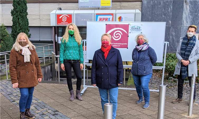 V.l.: Dr. Margit Theis-Scholz (Bildungs- und Kulturdezernentin), Laura Martín Martorell (integrationspolitische Sprecherin und stellvertretende Vorsitzende Grüne Stadtratsfraktion), Ulrike Mohrs (Bürgermeisterin), Felicitas Flöthner (geschäftsführende Leiterin katholische Familienbildungsstätte Koblenz e.V.), Carsten Liedtke (pädagogischer Mitarbeiter katholische Familienbildungsstätte Koblenz e.V.).Fotos: Bündnis 90/ Die Grünen Stadtratsfraktion Koblenz