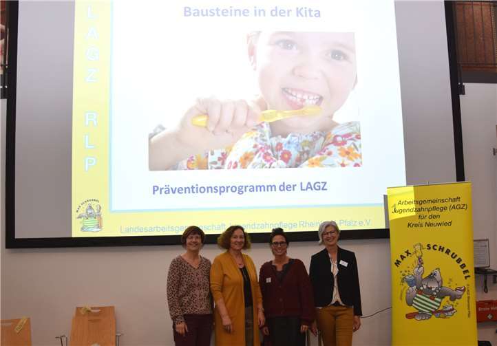 (V.l.): Dr. Pia Rheinheimer-Hess (Zahnärztin), Alwine Schmiedkunz (Gesundheitspädagogin), Sabrina Linnig und Regina Jungbluth (AGZ Neuwied). Foto: Kreisverwaltung Neuwied