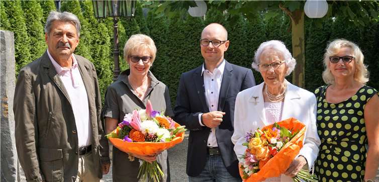 V.l.: Dr. Reinhold Ostwald (Ärztlicher Direktor), Alexandrine Reuter (Neue Patientenfürsprecherin), Thomas Schulz (Geschäftsführer), Sabine Gussone (frühere Patientenfürsprecherin) und Sabine Schmalebach (Pflegedirektorin). privat