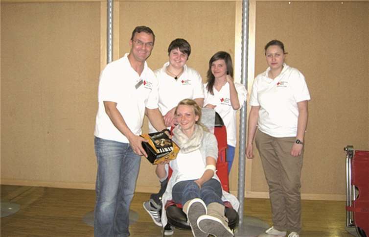 V.l. Dr. Stefan Göbbels, Michelle Gräf, Katharina Aberle (100. Tagesspenderin), Jamie-Lee Lehmann, Melina Frankprivat