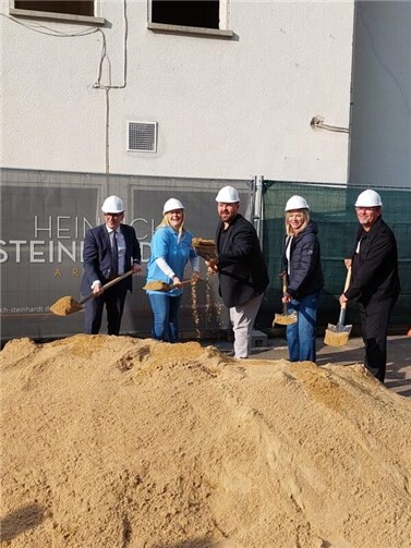 V.l.: Dr. Thorsten Rudolph (MdB), Sandy Renner (1. Vorsitzende Förderkreis der Mehrzweckhalle Sayn), Christoph Mohr (Bürgermeister Stadt Bendorf), Astrid Conrad-Hommer (Stadt Bendorf), Thomas Steinhardt (Geschäftsführer Heinrich + Steinhardt). Foto: privat