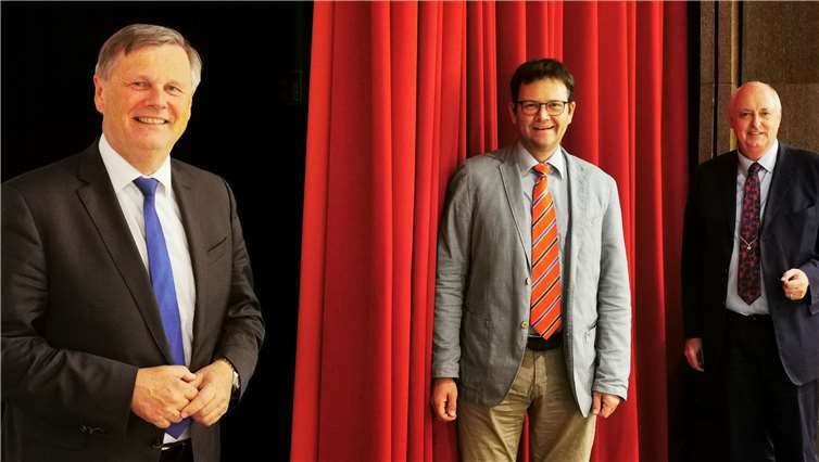 V.l.: Dr. Ulrich Kleemann, stellv. Vorsitzender der Initiative Region Koblenz-Mittelrhein e.V. und Präsident der Struktur- und Genehmigungsdirektion (SGD) Nord, Prof. Dr. Ralf Haderlein, Leiter des Zentrums für Fernstudien im Hochschulverbund und Studiengangsleiter für den Bereich Sozialwissenschaften der Hochschule Koblenz, Hans-Jörg Assenmacher, Vorsitzender der Initiative Region Koblenz-Mittelrhein e.V. und Notar in Koblenz.Foto: Initiative Region Koblenz-Mittelrhein e. V. •