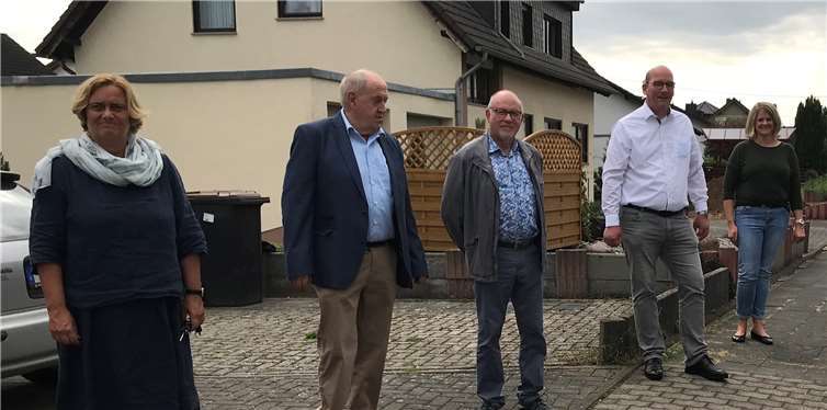 V.l.: Dr. Ute Stuhlträger-Fatehpour, Bernhard Wiemer, Joachim Boos, Bürgermeisterkandidat Sascha Schoblocher, Susanne Schabow an der Gefahrenstelle in der Weiser Straße.Foto: privat