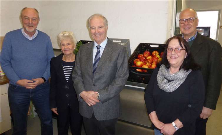 (V.l.) Dr. Uwe Petersen, Vorsitzender der Tafel Rheinbach-Meckenheim, Eva Blume, Ehefrau des verstorbenen Lions Mitglieds, Wolfram Eckstein, Mitglied des Lions Clubs, Barbara Barion-Euler, Leiterin der Tafelausgabestelle Rheinbach und Jürgen Antwerpen, Präsident des Lions Club Bonn-Rhenobacum. Foto: privat