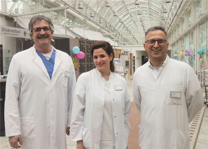 V.l.: Dr. Wolfgang Boos, Stellvertretender Ärztlicher Gesamtleiter, Dr. Nadine Mbaya, neue Leitende Oberärztin, Ilhan Saka, neuer Chefarzt Gynäkologie und Geburtshilfe am St. Nikolaus-Stiftshospital. Foto: St. Nikolaus-Stiftshospital/Sophie Runkel