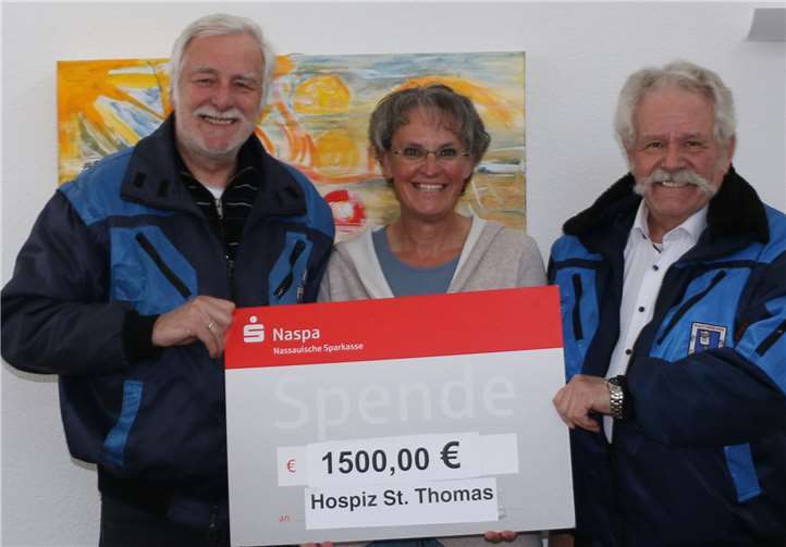(V.l.) Eckhard Kilian (Erster Vorsitzender), Eva-Maria Hebgen (Leiterin des Hospiz St. Thomas) und Manfred Menningen (Vorstandsmitglied) bei der Spendenübergabe.Foto: Dernbacher Gruppe Katharina Kasper