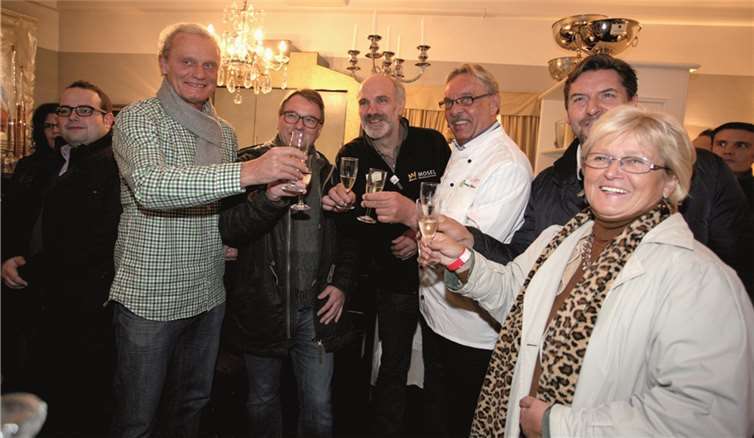 V.l.: Ehrengast Hans-Peter Briegel, 1980 mit der Fußballnationalmannschaft Europameister, Oberbürgermeister Wolfgang Treis, Spitzenwinzer Josef Weckbecker, Gourmet-Koch Jupp Wagner, Riesenradbetreiber Michael Burghard und die Beigeordnete Marika Kohlhaas stoßen auf einen hoffentlich großen Erfolg an. Sie sollten Recht bekommen.WE