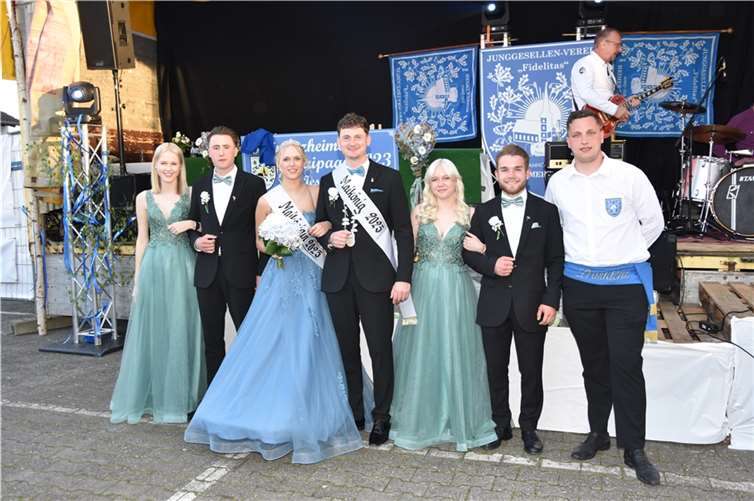 V.l.: Ehrenpaar Vivian Milewski und Nico John, Maikönigspaar Jessica Malcher und Christian Euskirchen, Ehrenpaar Lea Müller und Lars Jirasek, Präsident des Junggesellen Heimerzheim, Dominik Bolde. Foto: EICH