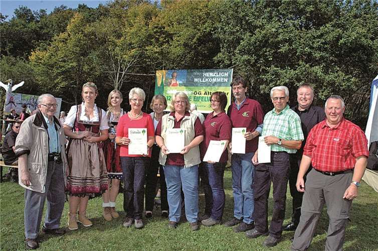 V.l.: Ehrenvorsitzender Ignatz Görtz, Weinkönigin Lisa Schmidt, Weinprinzessin Iris Hupperich, Schriftführerin Irene Carnott, Vorsitzende Hauptverein Eifelverein Mathilde Weinandy, Schatzmeisterin Martina Balter, Jugend- und Familienwartin Sandra Reuter, Hüttenwart Peter Gies, Hauptwanderwegewart Berthold Carnott, Bezirksvorsitzender Landrat Dr. Jürgen Pföhler, Vorsitzender Eifelverein Altenahr Franz-Josef Reuter, nicht auf dem Foto Beisitzer Dr. Karl-Josef Caspary (gerade wieder für den Verein unterwegs).UM