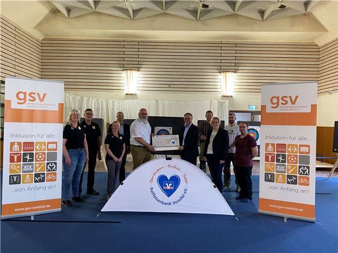 V.l.: Elke Außem, Karl-Heinz Müller, Melanie Pingen-Müller (Vertreter des TuS Odendorf), Peter Bürvenich (Abteilungsleiter Vertriebssteuerung/Marketing), Klaus Jansen (Gemeindesportverband Swisttal), Burchard Kraus (Vorstandssprecher der Raiffeisenbank Voreifel eG), Marc Bünnig (SSV Odendorf), Petra Kalkbrenner (Bürgermeisterin der Gemeinde Swisttal), Matthias Klumpp (2. Vorsitzender des SSV Odendorf), Volker Regh (Mitglied des Aikibudo e.V. Euskirchen). Foto: privat