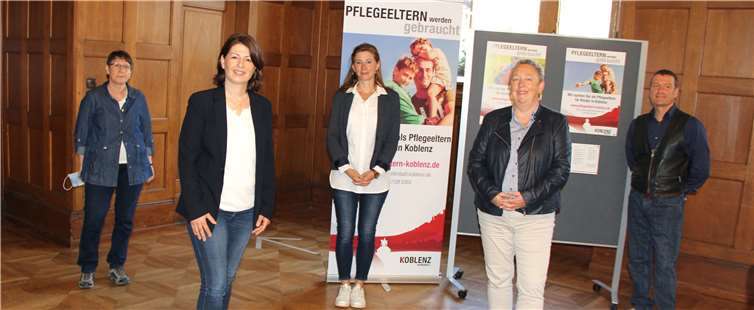 V.l.: Elke Strack (Pflegekinderdienst), Simone Manger (Modellprojekt Akquise von Pflegeeltern), Ines Hoffart (stellv. Jugendamtsleitung, Leitung Kommunaler Sozialdienst), Bürgermeisterin Ulrike Mohrs (Bürgermeisterin der Stadt Koblenz), Rainer Ney (Werbeagentur Ney).Foto: Stadt Koblenz