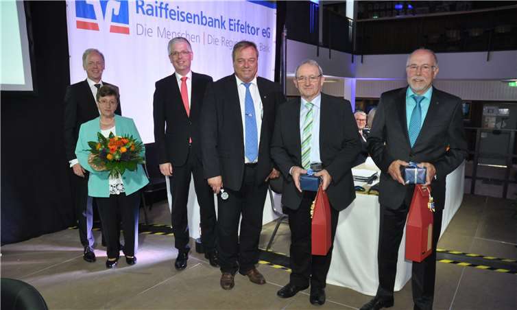 (V.l.) Elmar Franzen, Agathe Junglas, Günter Urwer, Johann Josef Junglas und Josef Einig bei der Generalversammlung. Raiffeisenbank Eifeltor eG