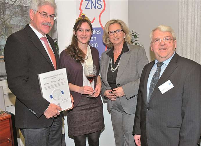 V.l.: Elmar Lersch, Weinkönigin Juliane Groß, ZNF-Geschäftsführerin Helga Lüngen und JMIT-Schatzmeister Josef Niethen beim Neujahrsempfang der Hannelore-Kohl-Stiftung. Heinz Stetzuhn