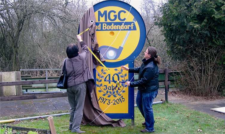 (V.l.) Enthüllung des neuen Vereinsschildes durch Frau Hager, Stadt Sinzig und Platzpächterin Aneta Reisdorff. Privat