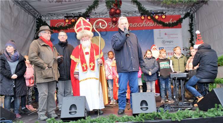 V.l:. Erich Marschall, Gerhard Brandt vom Gewerbeverein, Nikolaus Willi Botzund Bürgermeister Stefan Raetz bei der Eröffnung des Weihnachtsmarktes. Fotos: EICH
