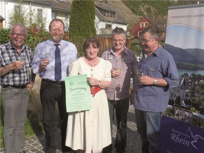 (V.l.) Erich Schneider (VVV Leutesdorf e.V.), Rudolf Hugemann (Weingut Karl Hugemann), Carla Maur-Tencic („Leyscher Hof“), Gerhard Lorenz (Weingut Ockenfels) und Hans Mehren (Weingut Hans Mehren) stellten das Programm zum diesjährigen Emmausgang vor. STUKO