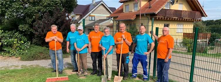 (V.l.): Erich Wierschem, Arnold Probstfeld, Herbert Hörsch, Karl-Heinz Pütz, Heinz Henrich, Ortsbürgermeister Udo Heinemann, Markus Bender, Peter Frankreiter zeigen sich mit großem Stolz vor dem neuen Zaun rund um die Veranstaltungswiese.Foto: innogy