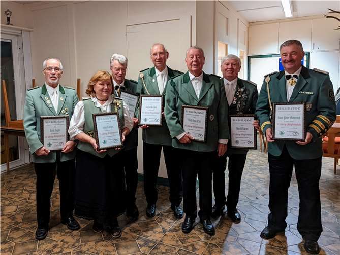 V.l.: Erich Ziegler, Irene Tuschen, Heinz-Georg Zavelberg, Konrad Kuchem, Karl Heinz Eich, Brudermeister Manfred von Goscinski, Ehrenbezirksbundesmeister Hans-Peter Metternich.Foto: privat