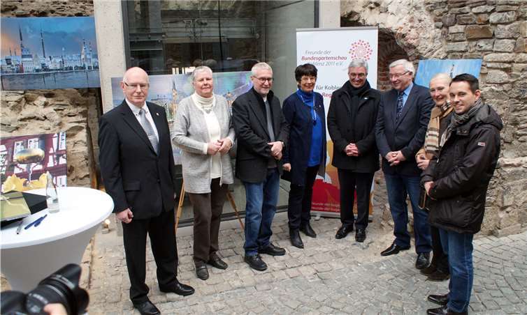 V.l.: Ernst H. Lutz (Vorsitzender der Buga-Freunde), Gabi Novak-Oster, Detlef Oster, Anna Maria Schuster (Geschäftsführerin der Buga-Freunde), Roger Lewentz (Staatsminister), Prof. Dr. Joachim Hofmann-Göttig (OB Koblenz), Monika Sauer (Stadtrat) und David Lagner (Staatssekretär). GH