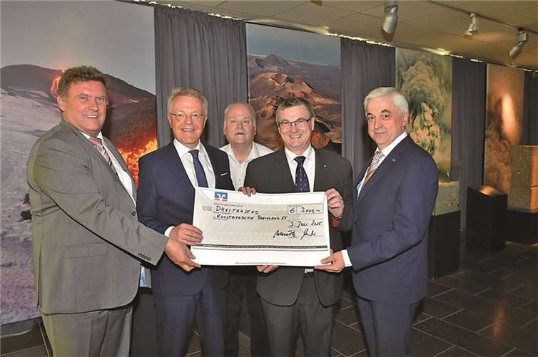 V.l.: Ernst-Josef Lehrer, Vizepräsident Kunstakademie, Elmar Schmitz, Vorstandsvorsitzender Volksbank RheinAhrEifel, Günter von Blohn, Geschäftsführer Kunstakademie, Landrat Dr. Alexander Saftig, Präsident Kunstakademie, Karl Mohr, Vorstand Volksbank Mülheim-Kärlich.VoBa RheinAhrEifel eG