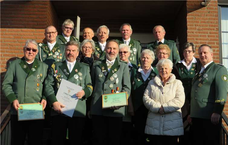 (V.l): Erste Reihe: Nikolaus Koenen, Klaus - Dieter Seitz, Otto Bog, Marianne Koenen, Volker Buckesfeld. Zweite Reihe: Josef Fröhner, Doris Krämer, Evelyne Korte, Käthe Rütershoff, Traudel Buckesfeld, Marianne Lülsdorf. Dritte Reihe: stellv. Brudermeisterin Annegret Schaaf, Gottfried Hoffmann, Brudermeister Werner Neubauer, Norbert Allendorf, Wilfried Schulz.Foto: privat