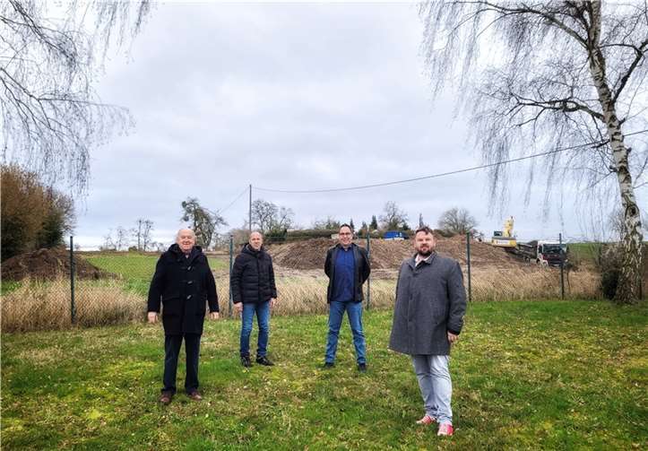 V.l.: Erster Beigeordneter Bernhard Wiemer, Wassermeister Dirk Schade, Werkleiter Michael Stiren und Bürgermeister Christoph Mohr machten sich ein Bild von der Baumaßnahme auf der Vierwindenhöhe. Foto: privat