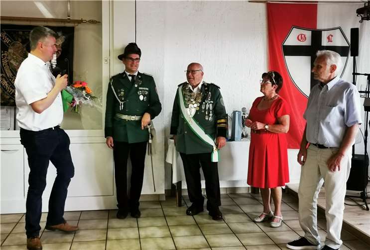 V.l.: Erster Beigeordneter Heiko Glätzner, Oberleutnant und Scheibenkönig Guido Knopp, Ehrenmitglied und König Werner Ehlen mit seiner Königin Ottilie Hoeft, Bürgermeister Achim Pohlen Foto: Sankt Sebastian Schützenbruderschaft
