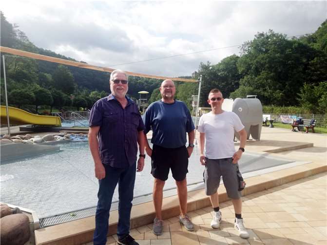 V.l.: Erster Beigeordneter Peter Schneider ließ sich von Schwimmmeister Michael Woischwill und Marco Ürz Einblicke in den Freibadbetrieb geben. Foto: Stadtverwaltung Bendorf