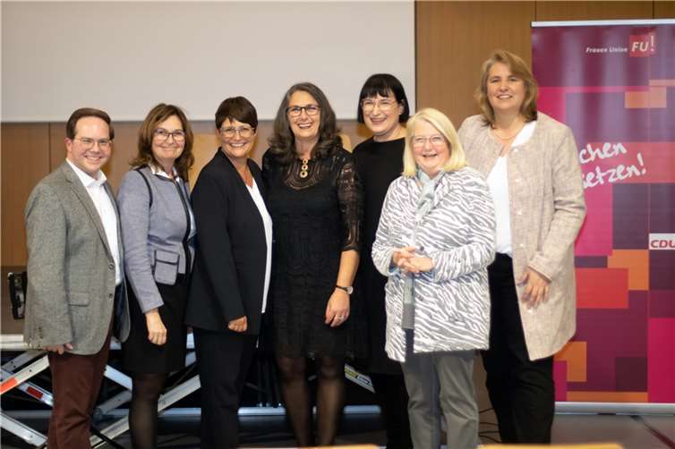 V.l.: Erster Kreisbeigeordneter Pascal Badziong, Mechthild Heil MdB, Christine Schneider MdEP, Petula Schneider, Anette Moesta MdL, Hedi Thelen und Annette Breitkreutz. Foto: Frauen-Union Mayen-Koblenz]