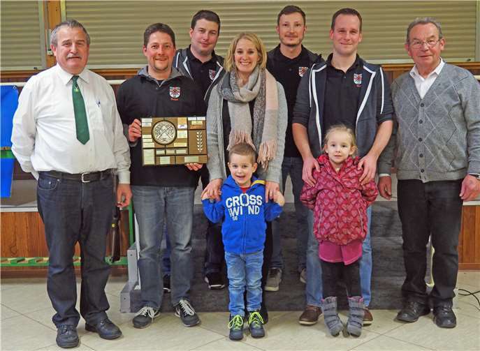 V.l.: Erster Vorsitzender Karl-Heinz Flöck, die Altstadtmeister „Kärlicher Jägermeister“ und der zweite Vorsitzende Georg Bengel. Privat